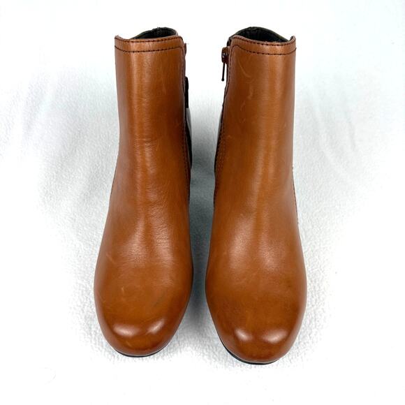 CLARKS Womens 9.5 Tan Leather Sapphire Vesta Heeled Ankle Boot Brown Side Zip - Picture 2 of 15